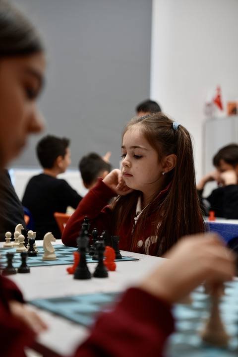 Tahtaya odaklanmış bir öğrenci