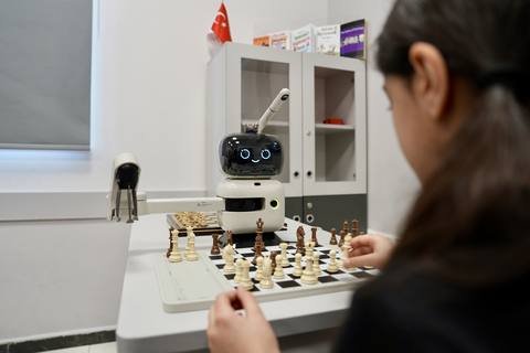 Robo’ya karşı oynayan öğrenci, yandan görünüm